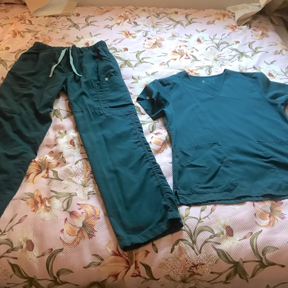 Used FIGS scrubs top and bottom